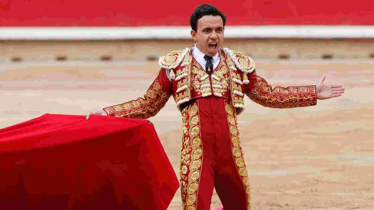 El torero Juan de Castilla durante la lidia a su primer toro de la tarde en la octava de abono de la Feria de Toro de los Sanfermines 2025 con toros de la ganadería de José Escolar y en la que comparte cartel con los diestros Rafaelillo y Fernando Robleño. EFE/ Villar López