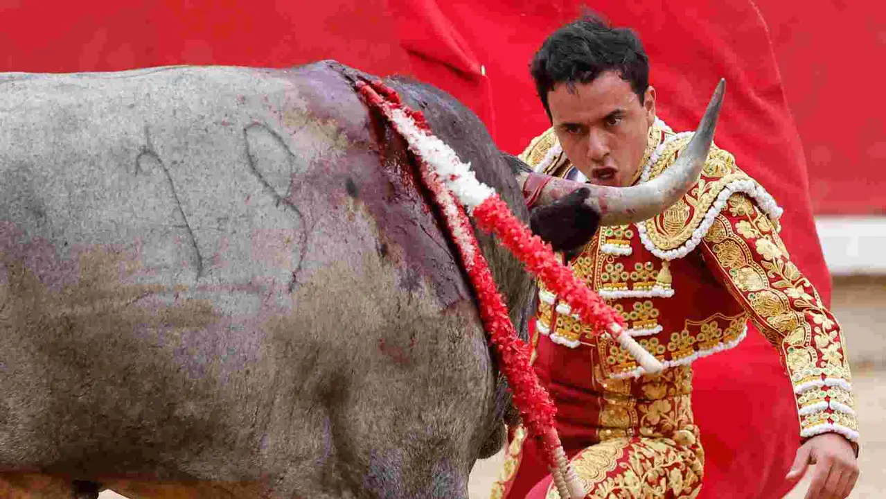 El torero Juan de Castilla durante la lidia a su primer toro de la tarde en la octava de abono de la Feria de Toro de los Sanfermines 2025 con toros de la ganadería de José Escolar y en la que comparte cartel con los diestros Rafaelillo y Fernando Robleño. EFE/ Villar López