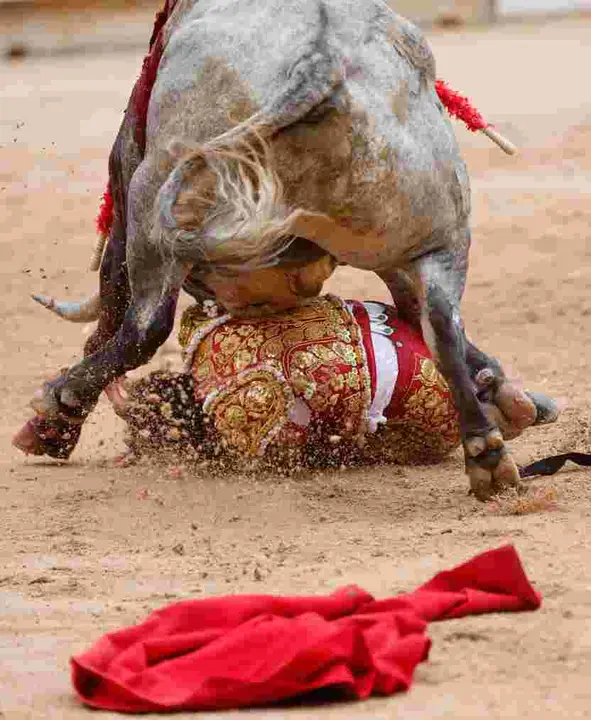 El torero Juan de Castilla durante la lidia a su primer toro de la tarde en la octava de abono de la Feria de Toro de los Sanfermines 2025 con toros de la ganadería de José Escolar y en la que comparte cartel con los diestros Rafaelillo y Fernando Robleño. EFE/ Villar López
