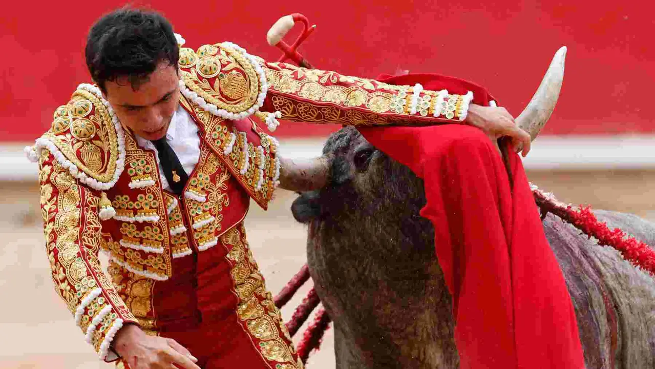 El torero Juan de Castilla durante la lidia a su primer toro de la tarde en la octava de abono de la Feria de Toro de los Sanfermines 2025 con toros de la ganadería de José Escolar y en la que comparte cartel con los diestros Rafaelillo y Fernando Robleño. EFE/ Villar López