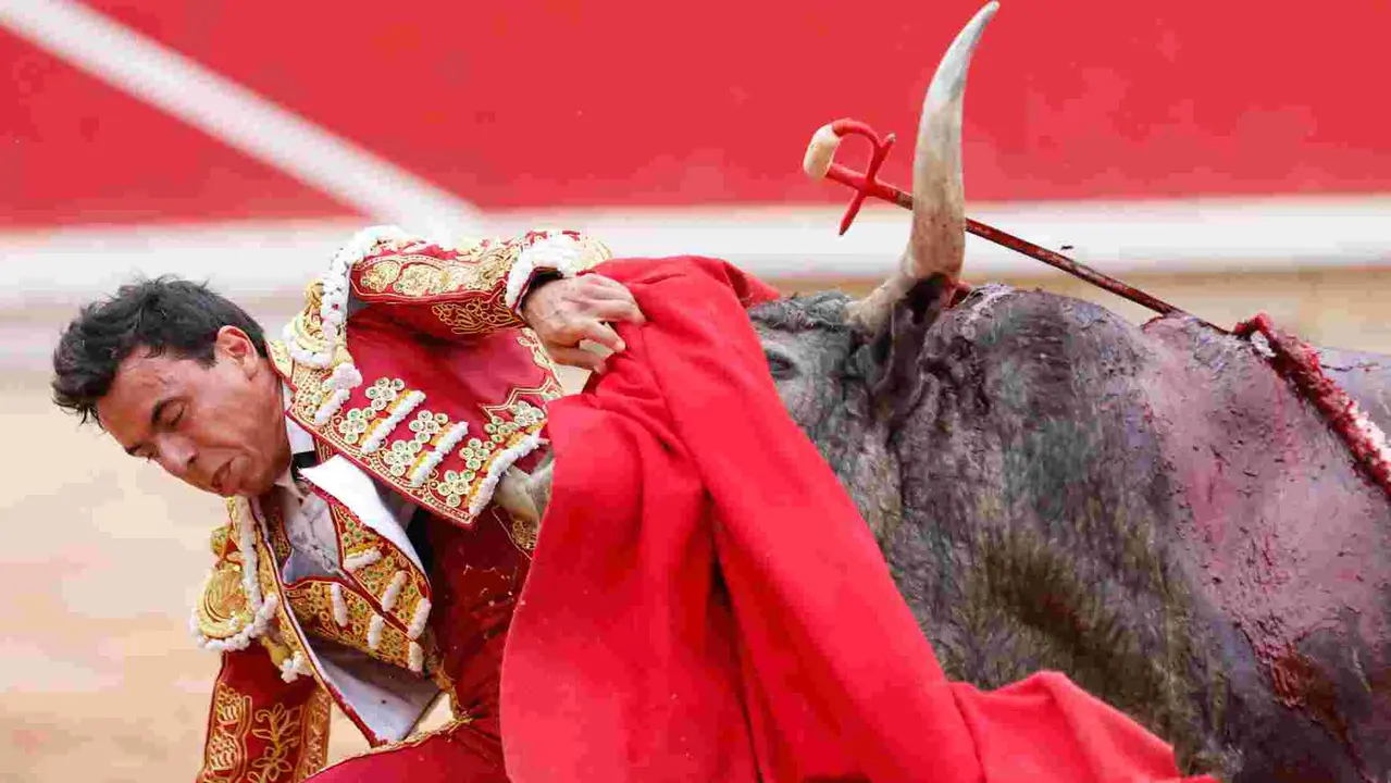El torero Juan de Castilla durante la lidia a su primer toro de la tarde en la octava de abono de la Feria de Toro de los Sanfermines 2025 con toros de la ganadería de José Escolar y en la que comparte cartel con los diestros Rafaelillo y Fernando Robleño. EFE/ Villar López