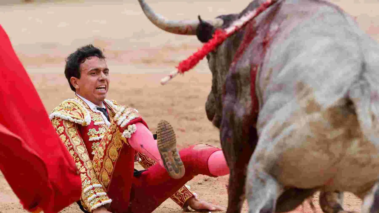 El torero Juan de Castilla durante la lidia a su primer toro de la tarde en la octava de abono de la Feria de Toro de los Sanfermines 2025 con toros de la ganadería de José Escolar y en la que comparte cartel con los diestros Rafaelillo y Fernando Robleño. EFE/ Villar López