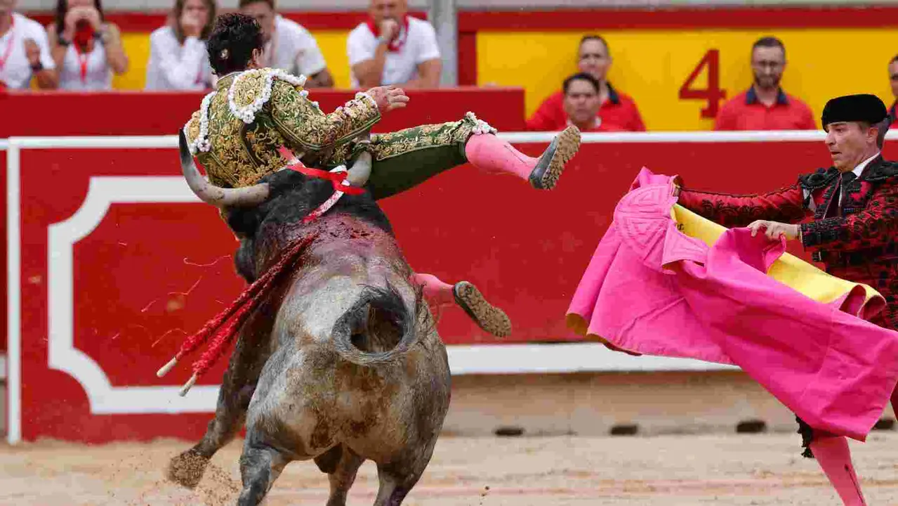 El torero Rafalillo durante la lidia a su segundo toro de la tarde, al que cortó una oreja, en la octava de abono de la Feria de Toro de los Sanfermines 2025 con toros de la ganadería de José Escolar y en la que comparte cartel con los diestros Fernando Robleño y Juan de Castilla. EFE/ Villar López