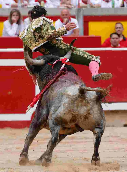 El torero Rafalillo durante la lidia a su segundo toro de la tarde, al que cortó una oreja, en la octava de abono de la Feria de Toro de los Sanfermines 2025 con toros de la ganadería de José Escolar y en la que comparte cartel con los diestros Fernando Robleño y Juan de Castilla. EFE/ Villar López