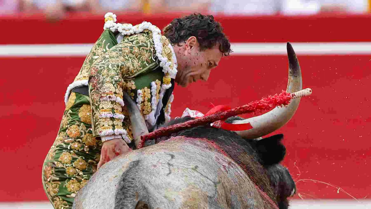 El torero Rafalillo durante la lidia a su segundo toro de la tarde, al que cortó una oreja, en la octava de abono de la Feria de Toro de los Sanfermines 2025 con toros de la ganadería de José Escolar y en la que comparte cartel con los diestros Fernando Robleño y Juan de Castilla. EFE/ Villar López