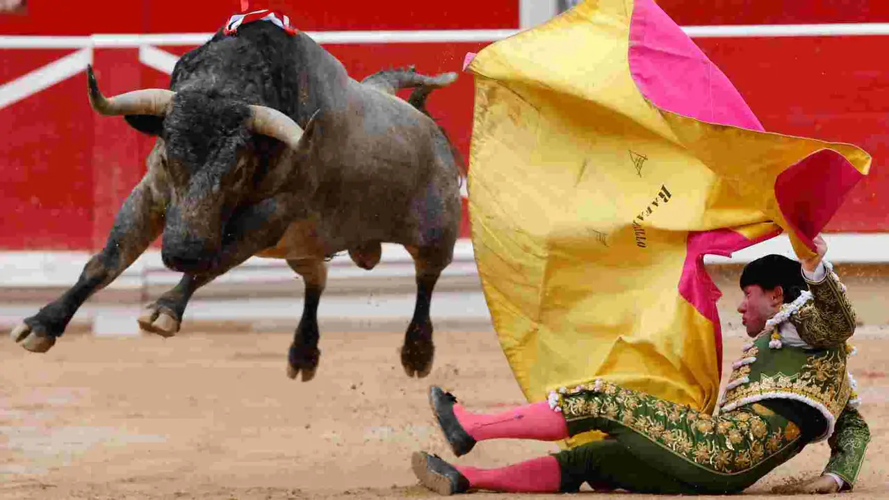 El torero Rafalillo durante la lidia a su segundo toro de la tarde, al que cortó una oreja, en la octava de abono de la Feria de Toro de los Sanfermines 2025 con toros de la ganadería de José Escolar y en la que comparte cartel con los diestros Fernando Robleño y Juan de Castilla. EFE/ Villar López
