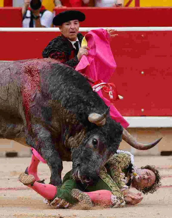 GRAFCAV444. PAMPLONA, 12/07/2025.- El torero Rafalillo durante la lidia a su segundo toro de la tarde, al que cortó una oreja, en la octava de abono de la Feria de Toro de los Sanfermines 2025 con toros de la ganadería de José Escolar y en la que comparte cartel con los diestros Fernando Robleño y Juan de Castilla. EFE/ Villar López