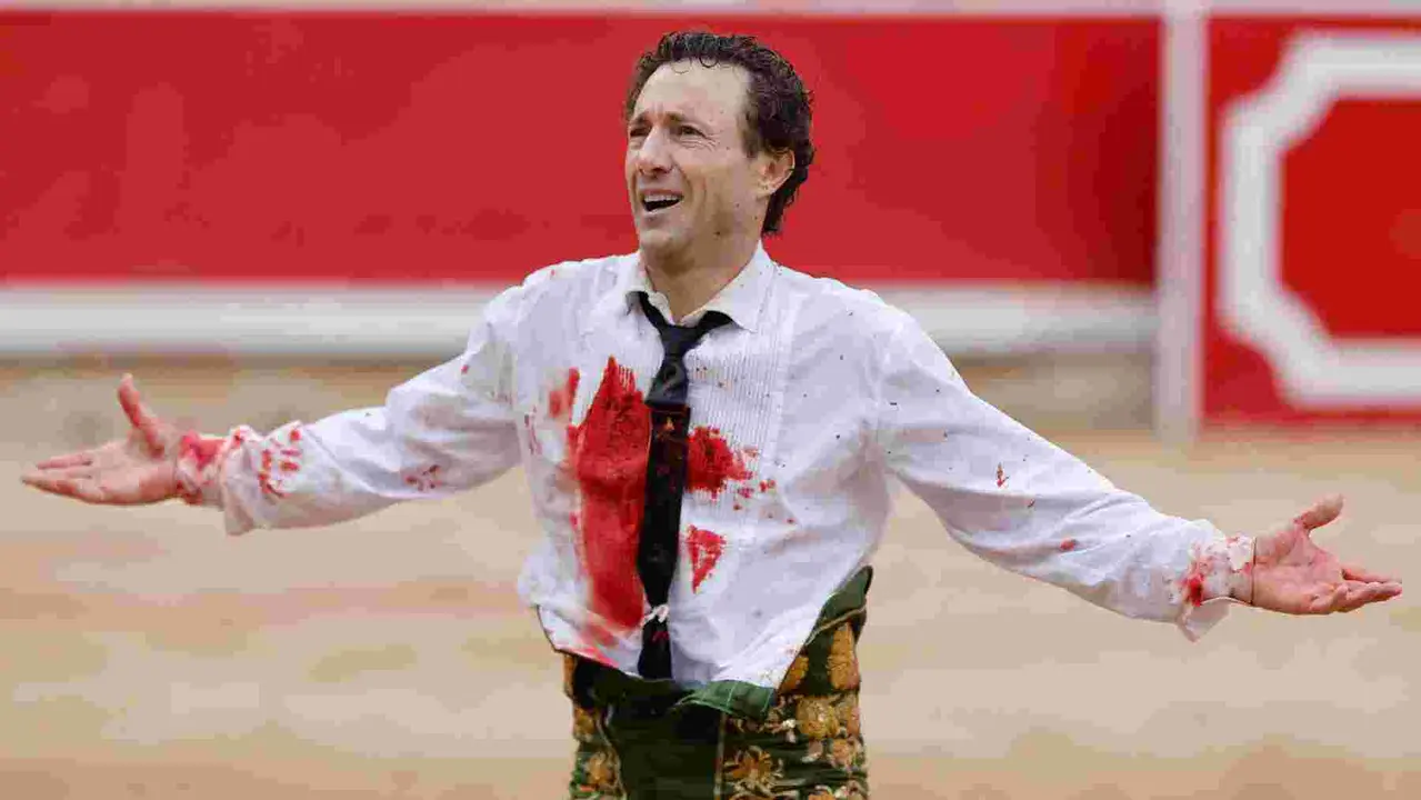 El torero Rafalillo durante la lidia a su segundo toro de la tarde, al que cortó una oreja, en la octava de abono de la Feria de Toro de los Sanfermines 2025 con toros de la ganadería de José Escolar y en la que comparte cartel con los diestros Fernando Robleño y Juan de Castilla. EFE/ Villar López