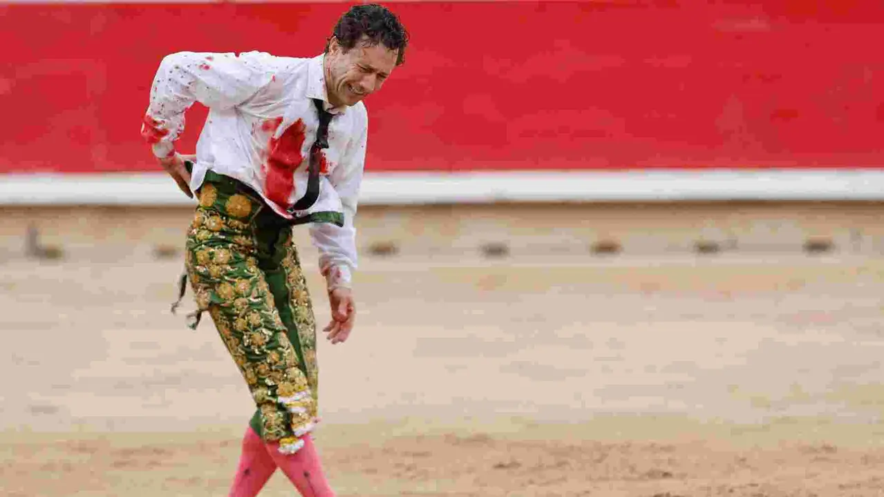 GRAFCAV447. PAMPLONA, 12/07/2025.- El torero Rafalillo durante la lidia a su segundo toro de la tarde, al que cortó una oreja, en la octava de abono de la Feria de Toro de los Sanfermines 2025 con toros de la ganadería de José Escolar y en la que comparte cartel con los diestros Fernando Robleño y Juan de Castilla. EFE/ Villar López