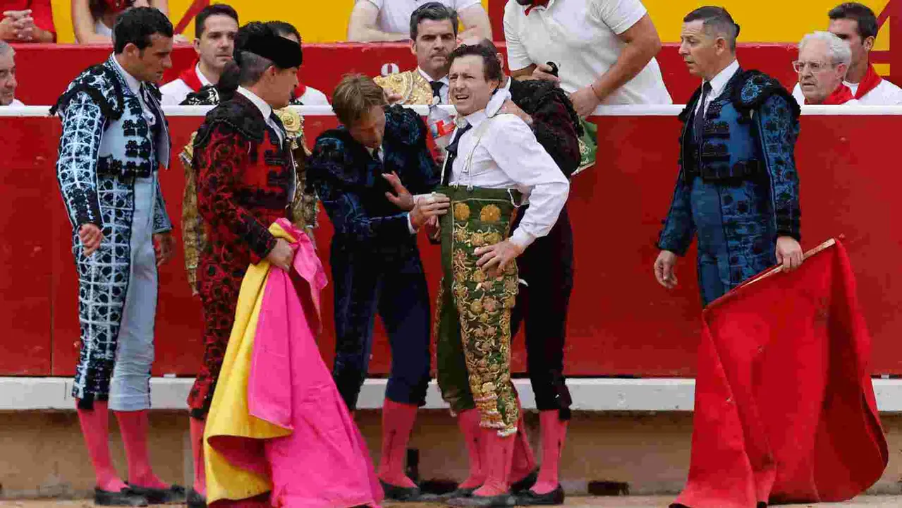 GRAFCAV449. PAMPLONA, 12/07/2025.- El torero Rafalillo durante la lidia a su segundo toro de la tarde, al que cortó una oreja, en la octava de abono de la Feria de Toro de los Sanfermines 2025 con toros de la ganadería de José Escolar y en la que comparte cartel con los diestros Fernando Robleño y Juan de Castilla. EFE/ Villar López