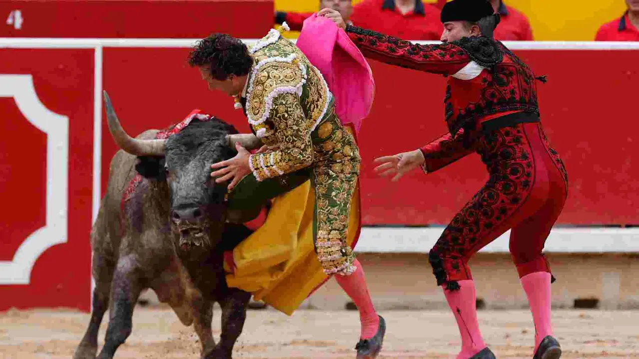 El torero Rafalillo durante la lidia a su segundo toro de la tarde, al que cortó una oreja, en la octava de abono de la Feria de Toro de los Sanfermines 2025 con toros de la ganadería de José Escolar y en la que comparte cartel con los diestros Fernando Robleño y Juan de Castilla. EFE/ Villar López