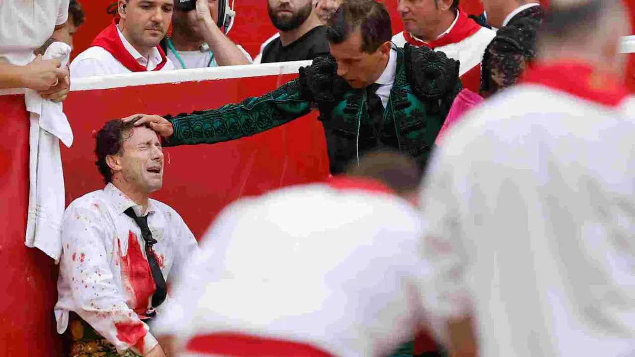 El torero Rafalillo durante la lidia a su segundo toro de la tarde, al que cortó una oreja, en la octava de abono de la Feria de Toro de los Sanfermines 2025 con toros de la ganadería de José Escolar y en la que comparte cartel con los diestros Fernando Robleño y Juan de Castilla. EFE/ Villar López