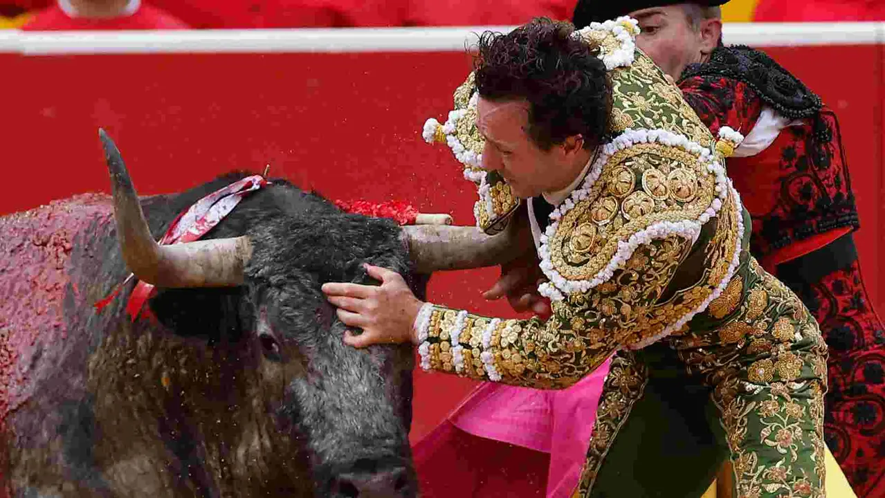 El torero Rafalillo durante la lidia a su segundo toro de la tarde, al que cortó una oreja, en la octava de abono de la Feria de Toro de los Sanfermines 2025 con toros de la ganadería de José Escolar y en la que comparte cartel con los diestros Fernando Robleño y Juan de Castilla. EFE/ Villar López