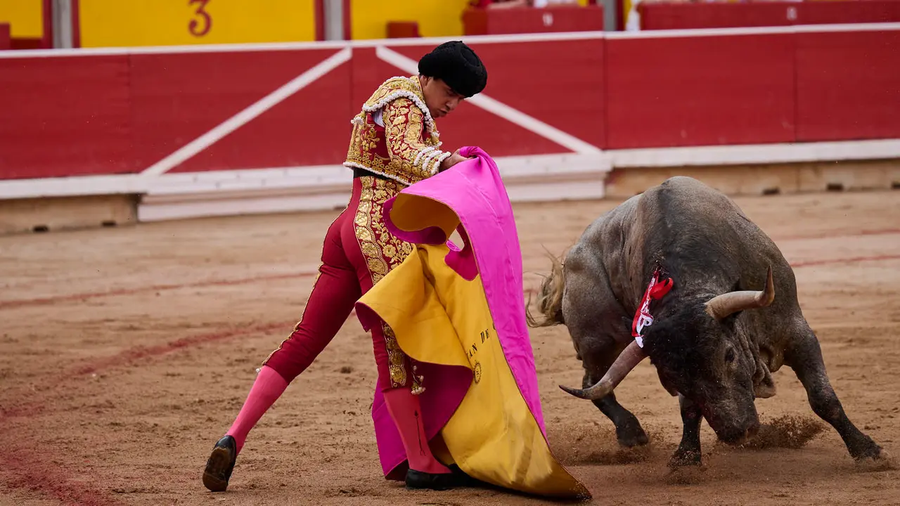 Sexta corrida de la Feria del Toro de San Fermín 2025 con toros de José Escolar para Rafaelillo, Fernando Robleño y Juan de Castilla. PABLO LASAOSA
