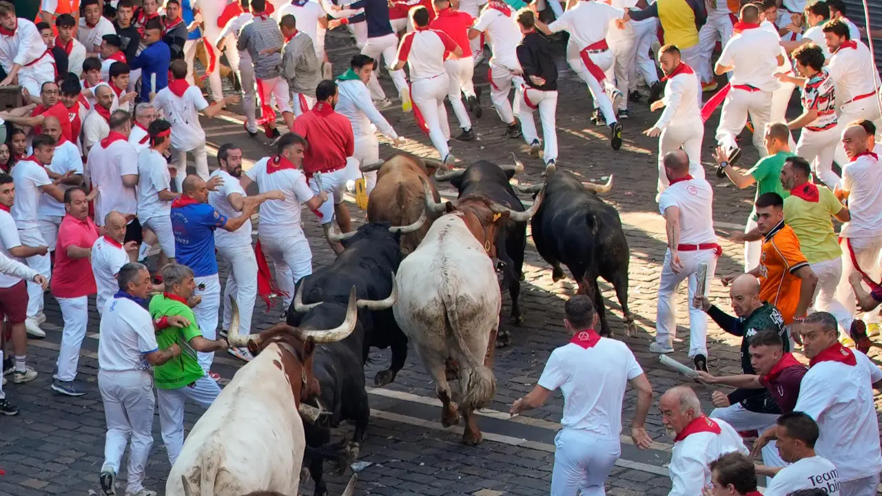 Séptimo encierro de San Fermín 2025 el día 13 de julio con toros de La Palmosilla en la Plaza del Ayuntamiento. EFE - AINHOA TEJERINA