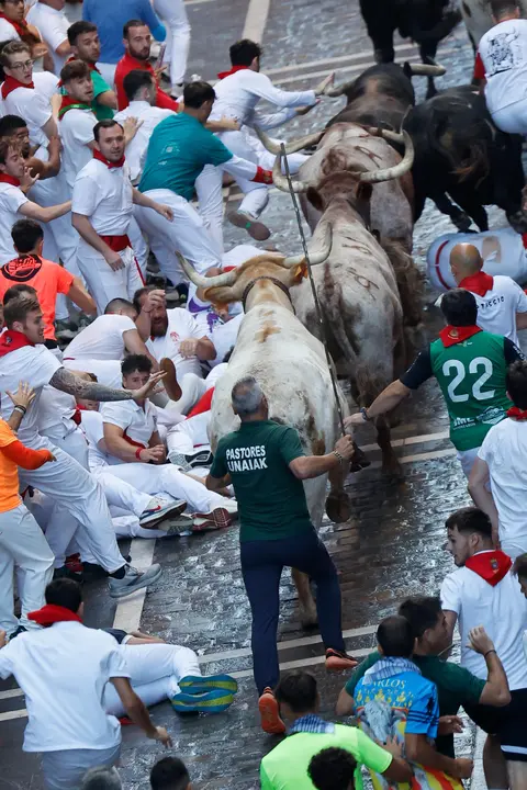 Séptimo encierro de San Fermín 2025 el día 13 de julio con toros de La Palmosilla en Estafeta. EFE - VILLAR LÓPEZ (2)
