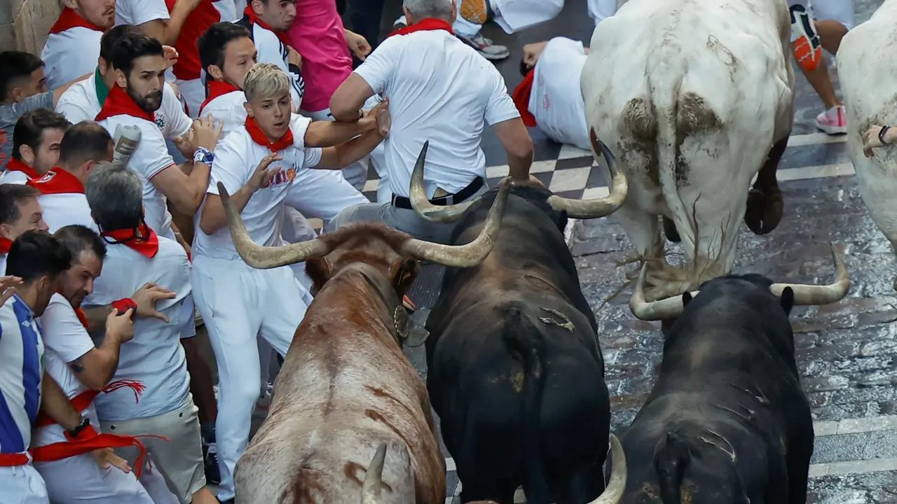 Séptimo encierro de San Fermín 2025 el día 13 de julio con toros de La Palmosilla en Estafeta. EFE - VILLAR LÓPEZ (3)