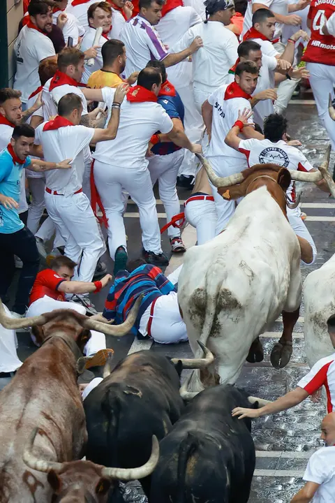Séptimo encierro de San Fermín 2025 el día 13 de julio con toros de La Palmosilla en Estafeta. EFE - VILLAR LÓPEZ (5)