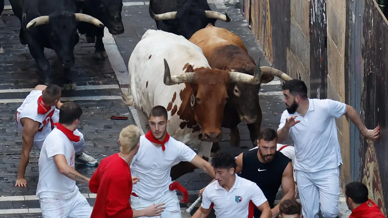 Séptimo encierro de San Fermín 2025 el día 13 de julio con toros de La Palmosilla en Estafeta. EFE - VILLAR LÓPEZ (8)