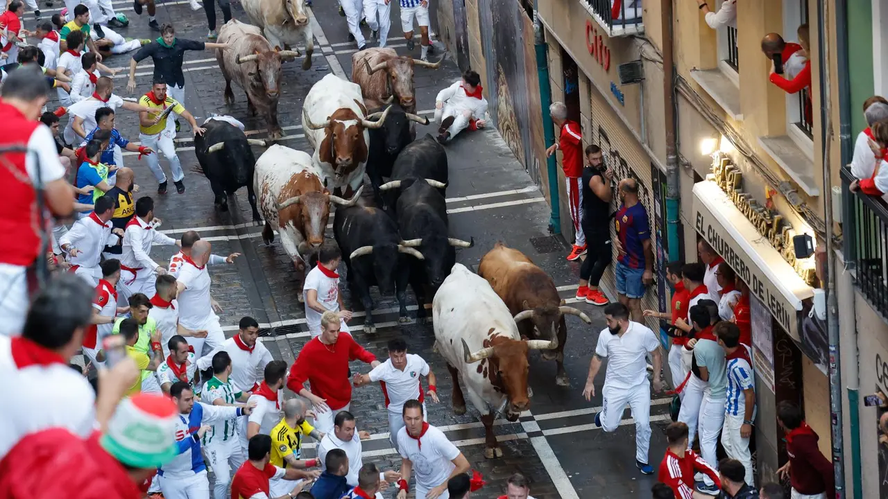Séptimo encierro de San Fermín 2025 el día 13 de julio con toros de La Palmosilla en Estafeta. EFE - VILLAR LÓPEZ (10)