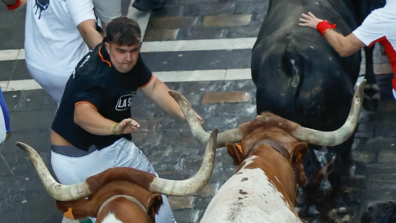 Séptimo encierro de San Fermín 2025 el día 13 de julio con toros de La Palmosilla en Estafeta. EFE - VILLAR LÓPEZ (12)