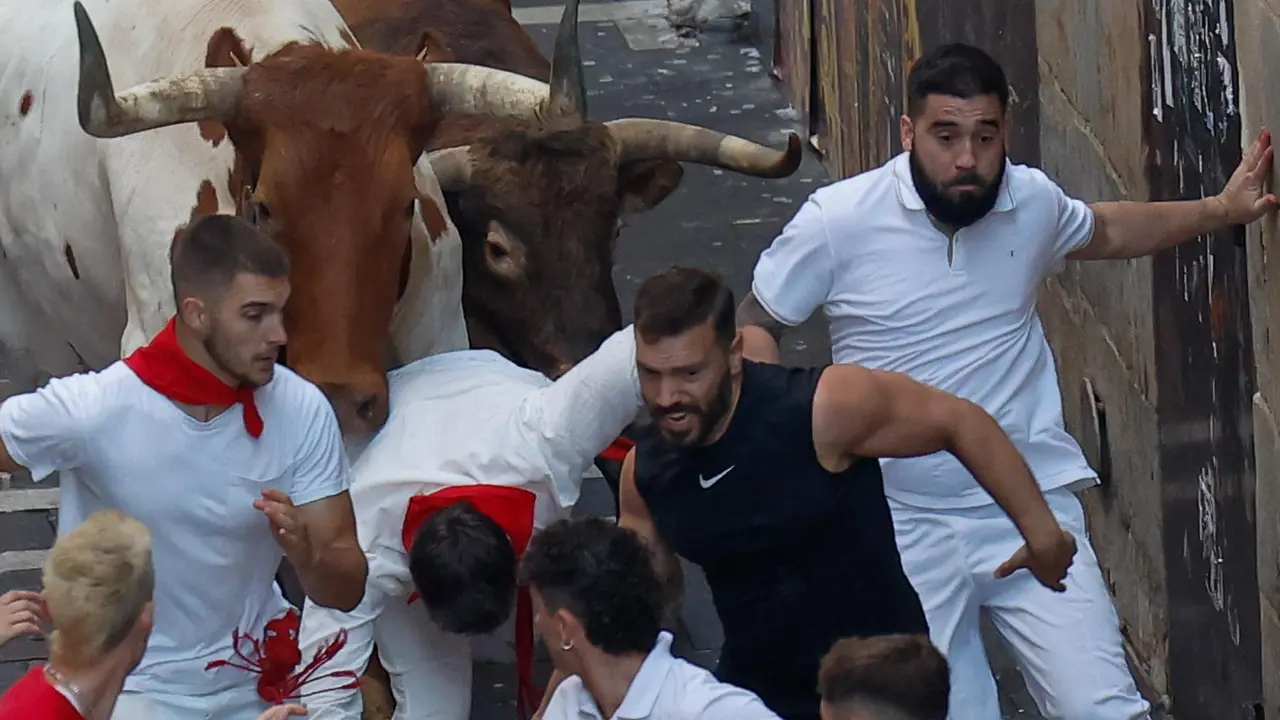 Séptimo encierro de San Fermín 2025 el día 13 de julio con toros de La Palmosilla en Estafeta. EFE - VILLAR LÓPEZ (11)