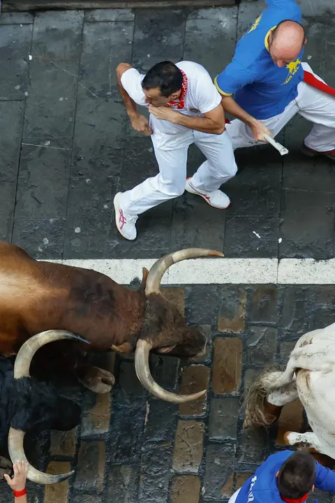 Séptimo encierro de San Fermín 2025 el día 13 de julio con toros de La Palmosilla en Estafeta. EFE - VILLAR LÓPEZ