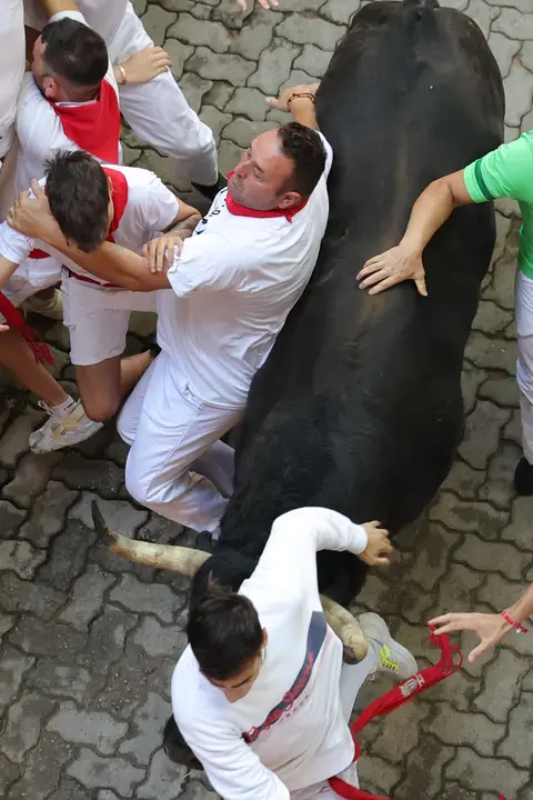 Séptimo encierro de San Fermín 2025 el día 13 de julio con toros de La Palmosilla en la bajada al callejón. EFE - J.P. URDIROZ (2)