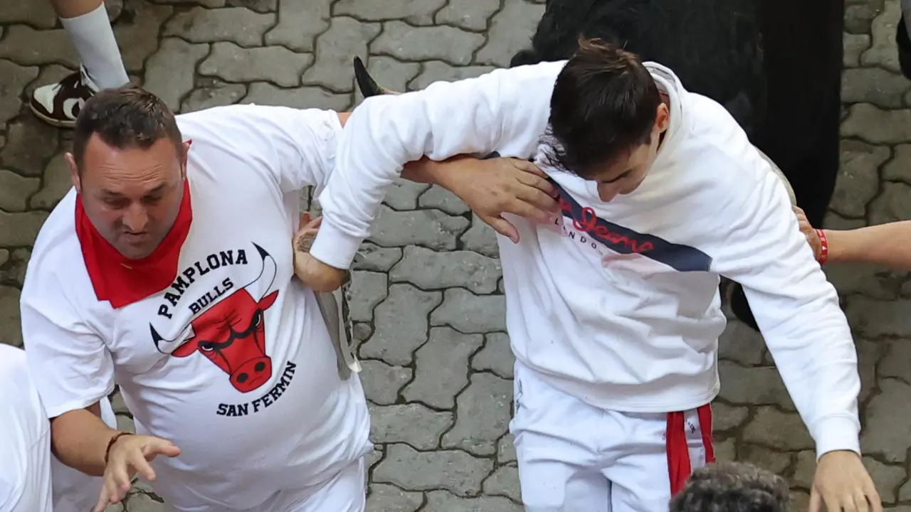 Séptimo encierro de San Fermín 2025 el día 13 de julio con toros de La Palmosilla en la bajada al callejón. EFE - J.P. URDIROZ (5)