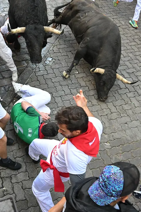Séptimo encierro de San Fermín 2025 el día 13 de julio con toros de La Palmosilla en Telefónica. EFE - DANIEL FERNÁNDEZ