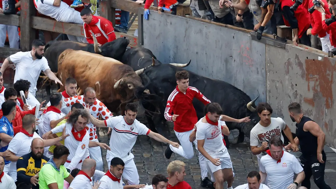 Séptimo encierro de San Fermín 2025 el día 13 de julio con toros de La Palmosilla en Estafeta. EFE - VILLAR LÓPEZ