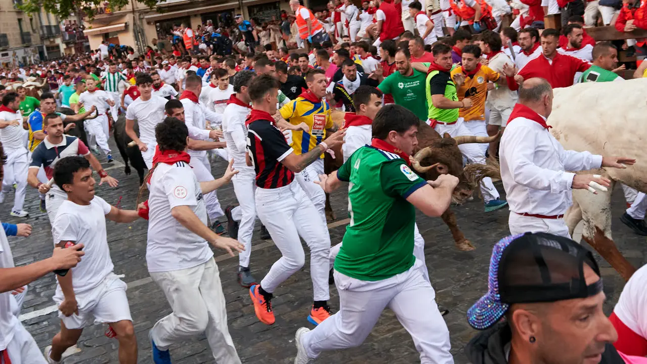 Séptimo encierro de San Fermín 2025 con toros de La Palmosilla desde Telefónica. IRANZU LARRASOAÑA