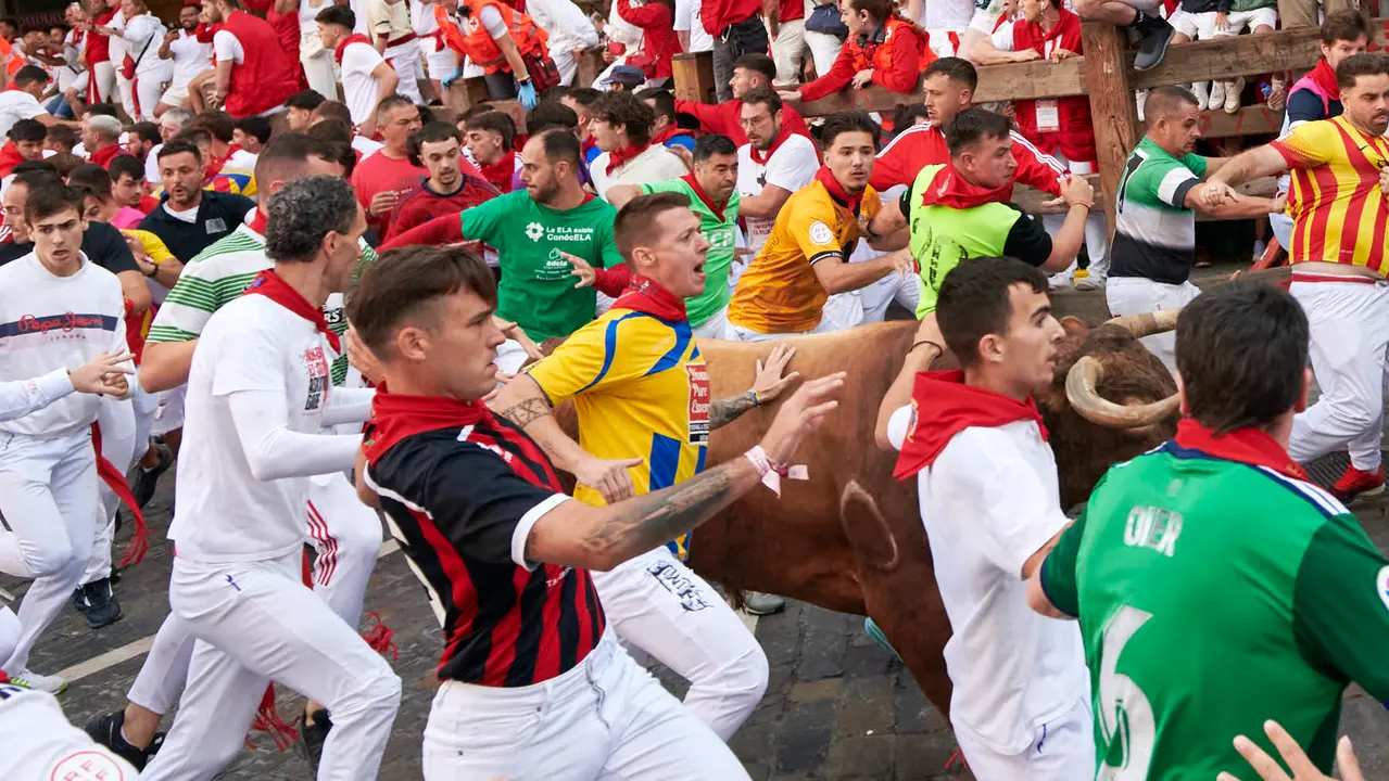 Séptimo encierro de San Fermín 2025 con toros de La Palmosilla desde Telefónica. IRANZU LARRASOAÑA