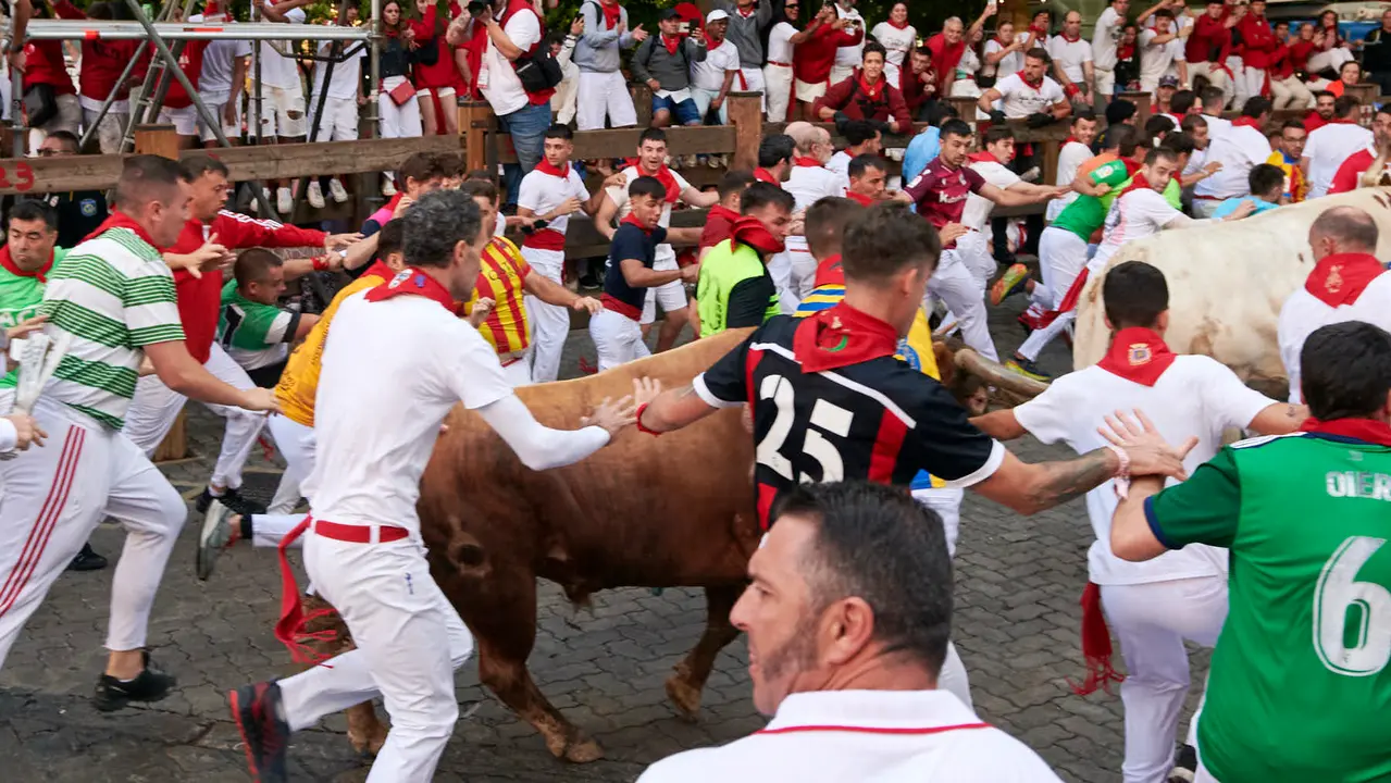 Séptimo encierro de San Fermín 2025 con toros de La Palmosilla desde Telefónica. IRANZU LARRASOAÑA