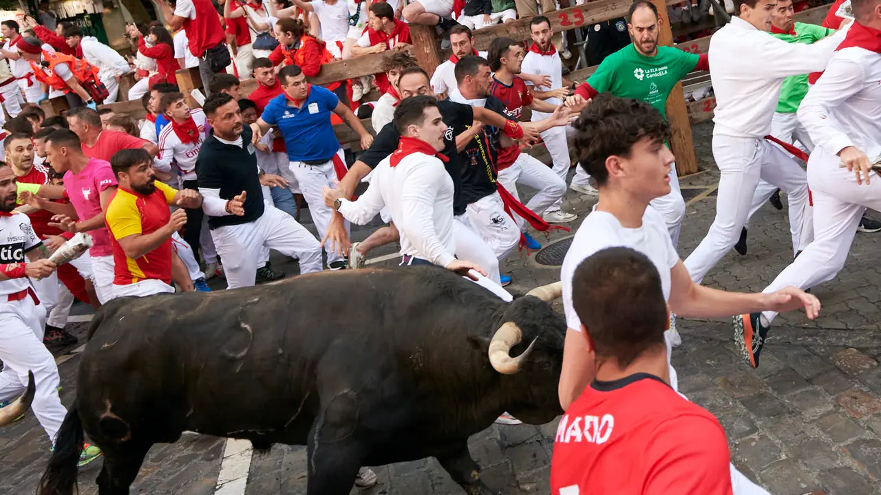 Séptimo encierro de San Fermín 2025 con toros de La Palmosilla desde Telefónica. IRANZU LARRASOAÑA