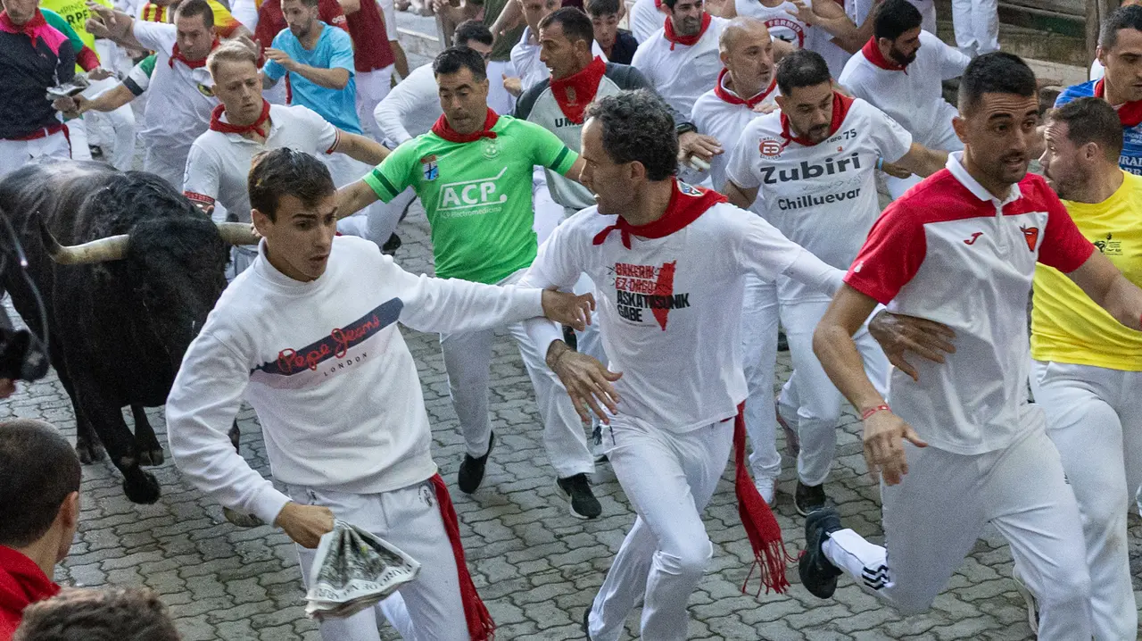 Séptimo encierro de San Fermín con toros de la Palmosilla en bajada callejón.Maite H. Mateo..-10