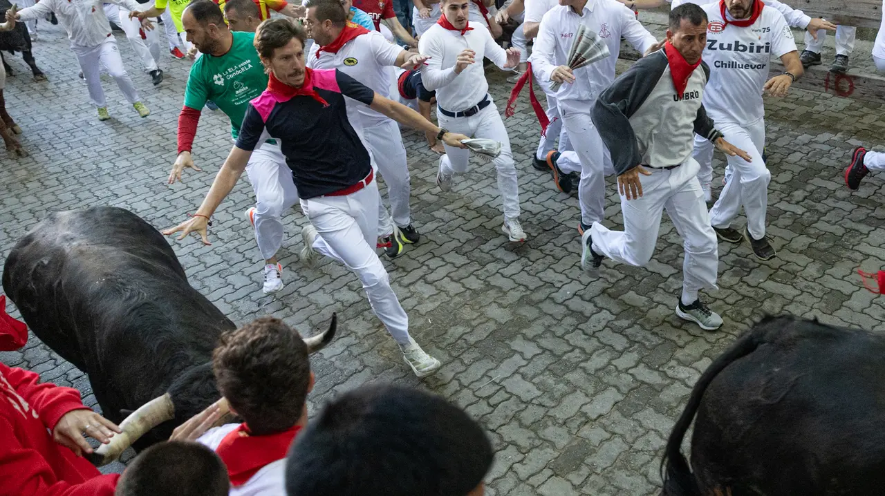 Séptimo encierro de San Fermín con toros de la Palmosilla en bajada callejón.Maite H. Mateo..-17