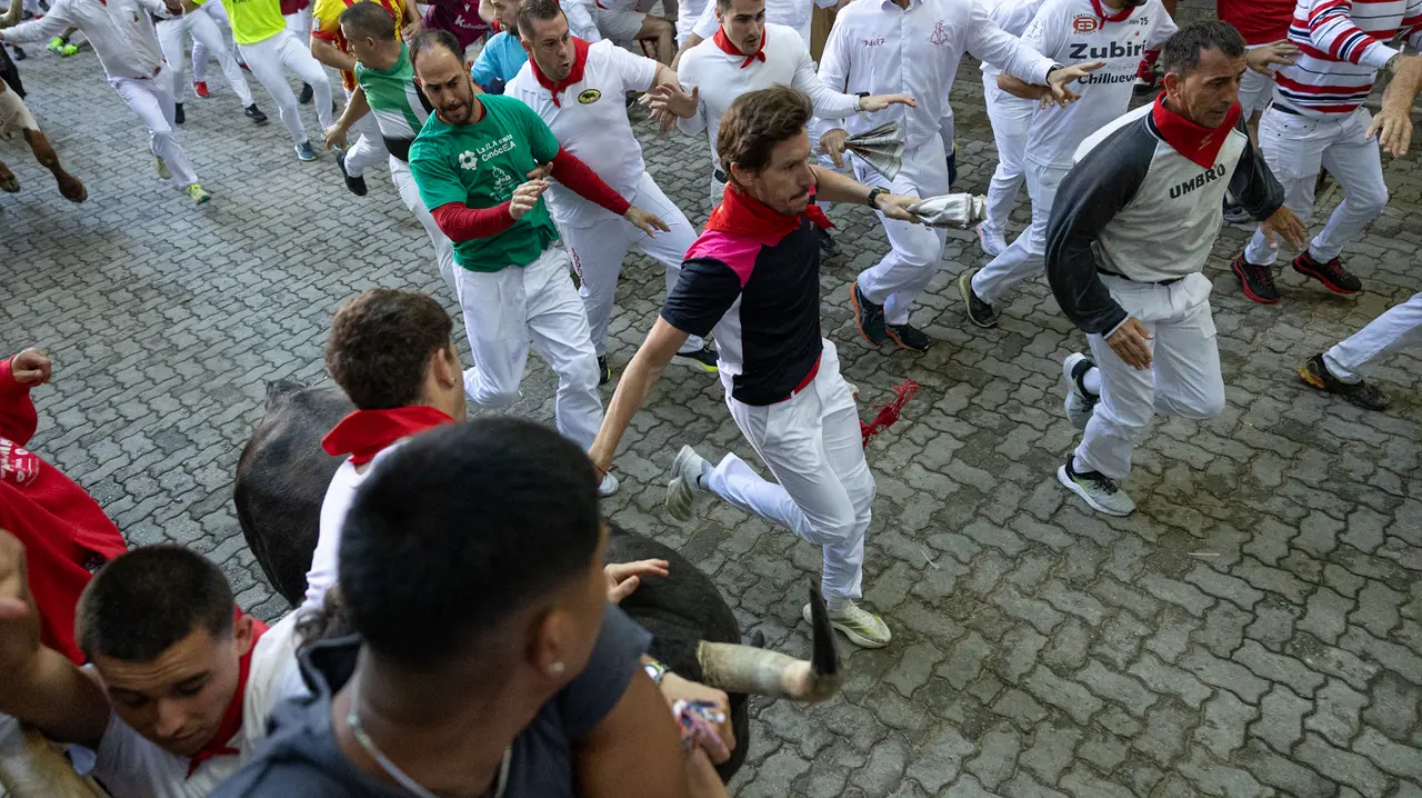 Séptimo encierro de San Fermín con toros de la Palmosilla en bajada callejón.Maite H. Mateo..-18