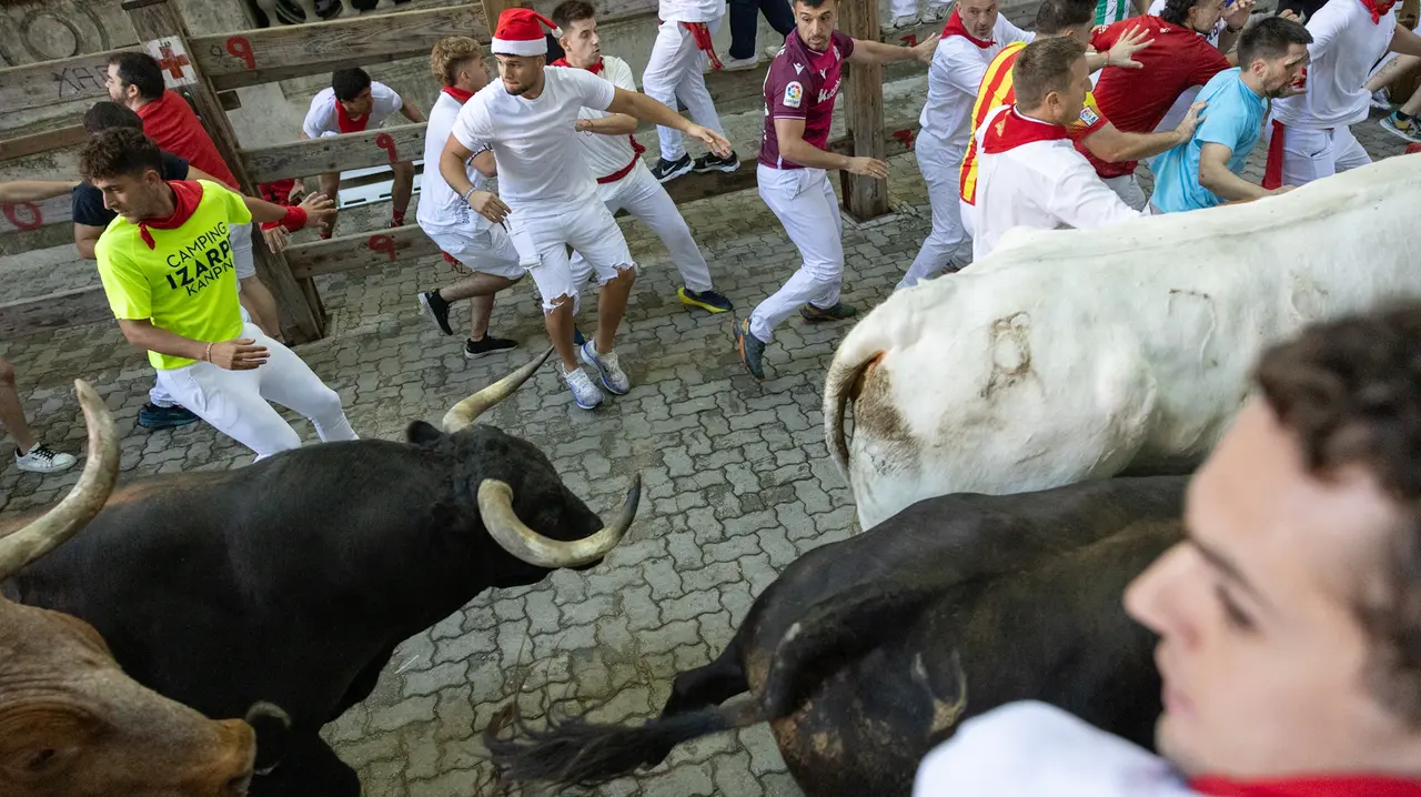 Séptimo encierro de San Fermín con toros de la Palmosilla en bajada callejón.Maite H. Mateo..-21