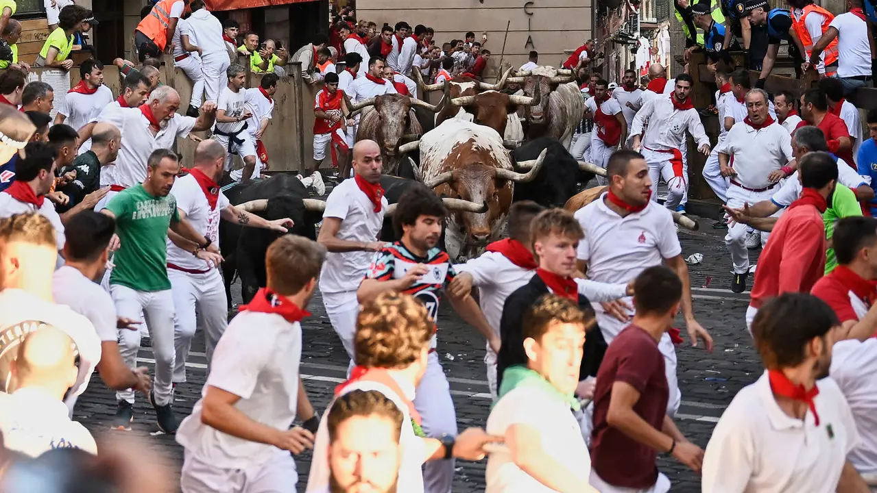 Séptimo encierro de San Fermín 2025 con toros de La Palmosilla en el Ayuntamiento. PABLO LASAOSA