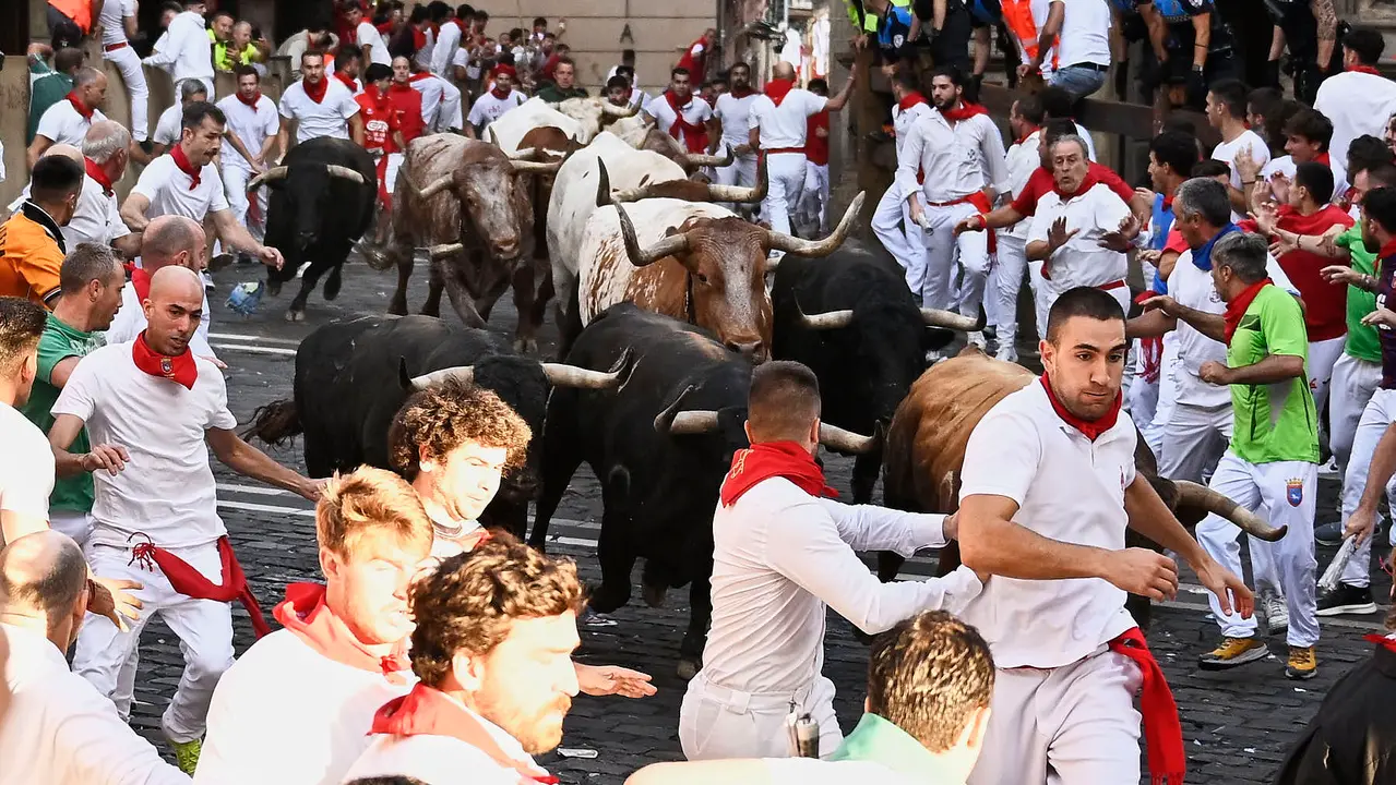 Séptimo encierro de San Fermín 2025 con toros de La Palmosilla en el Ayuntamiento. PABLO LASAOSA
