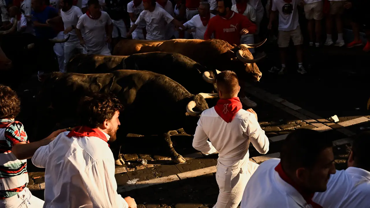 Séptimo encierro de San Fermín 2025 con toros de La Palmosilla en el Ayuntamiento. PABLO LASAOSA