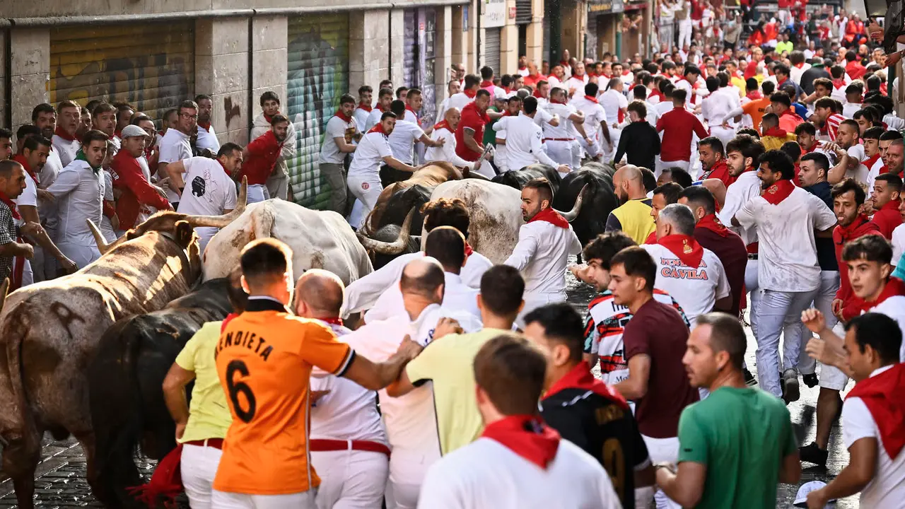 Séptimo encierro de San Fermín 2025 con toros de La Palmosilla en el Ayuntamiento. PABLO LASAOSA