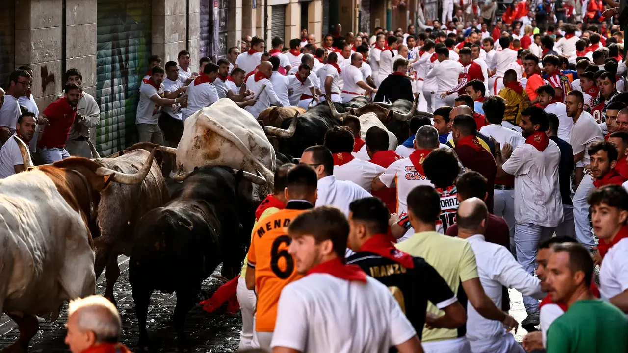 Séptimo encierro de San Fermín 2025 con toros de La Palmosilla en el Ayuntamiento. PABLO LASAOSA