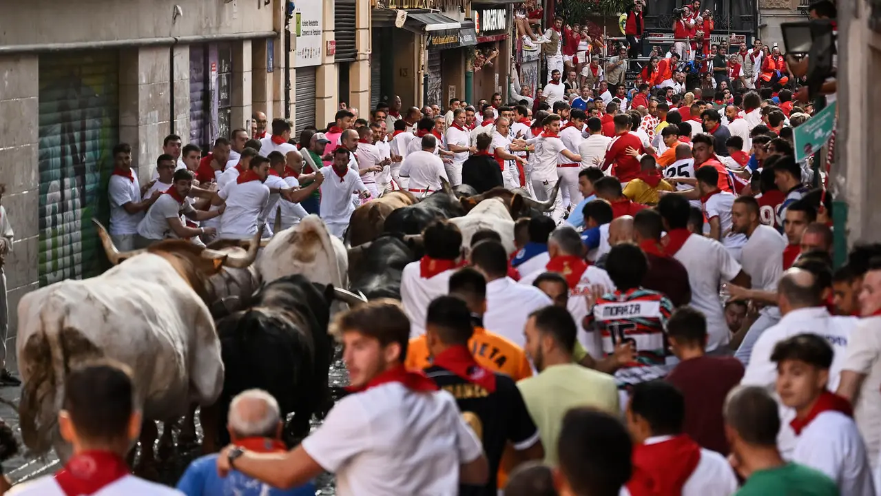 Séptimo encierro de San Fermín 2025 con toros de La Palmosilla en el Ayuntamiento. PABLO LASAOSA