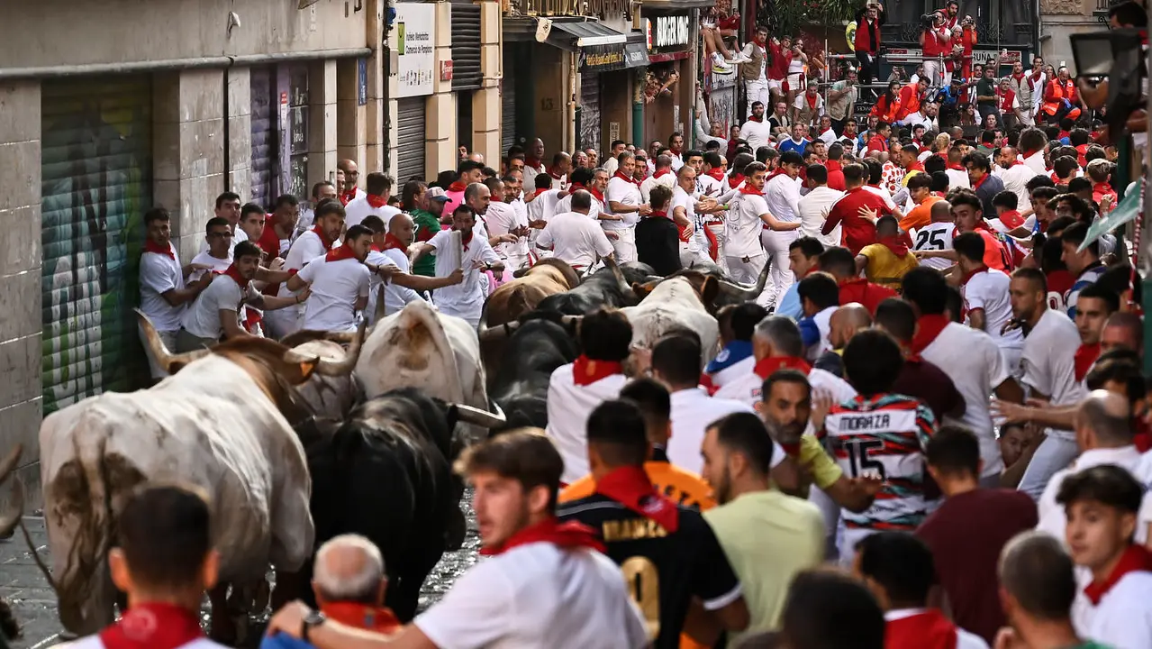Séptimo encierro de San Fermín 2025 con toros de La Palmosilla en el Ayuntamiento. PABLO LASAOSA
