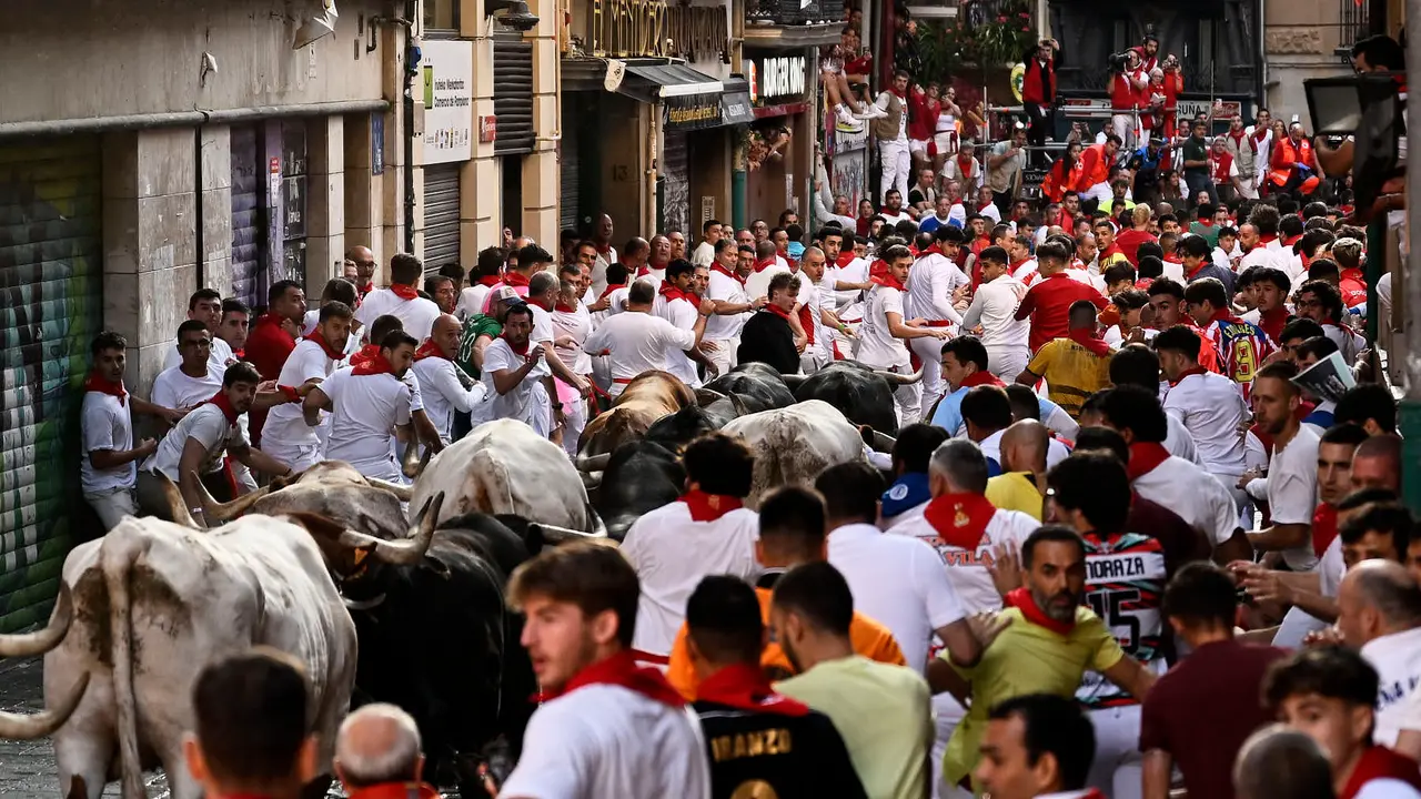 Séptimo encierro de San Fermín 2025 con toros de La Palmosilla en el Ayuntamiento. PABLO LASAOSA