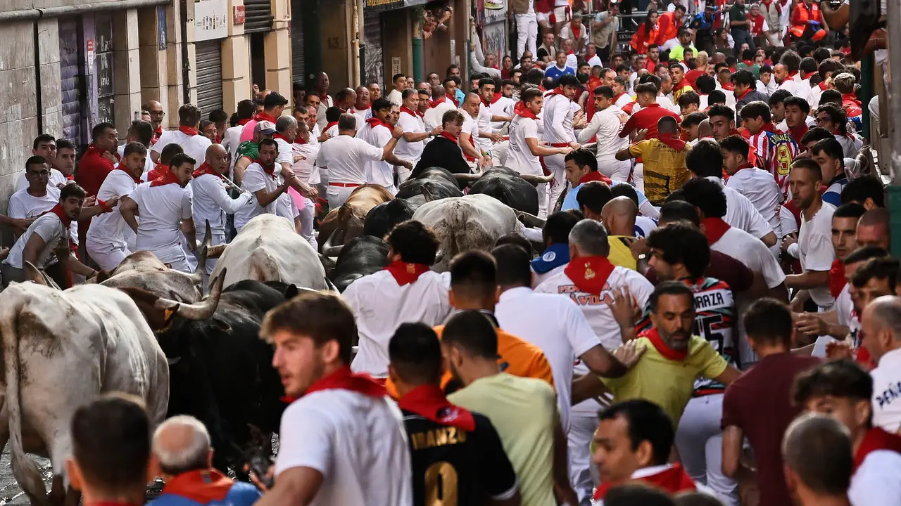 Séptimo encierro de San Fermín 2025 con toros de La Palmosilla en el Ayuntamiento. PABLO LASAOSA