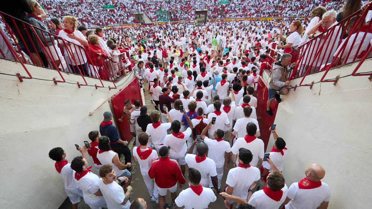 Séptimo encierro de San Fermín 2025 con toros de la ganadería de La Palmosilla en el tramo del callejón y la entrada a la Plaza de Toros. IÑIGO ALZUGARAY
