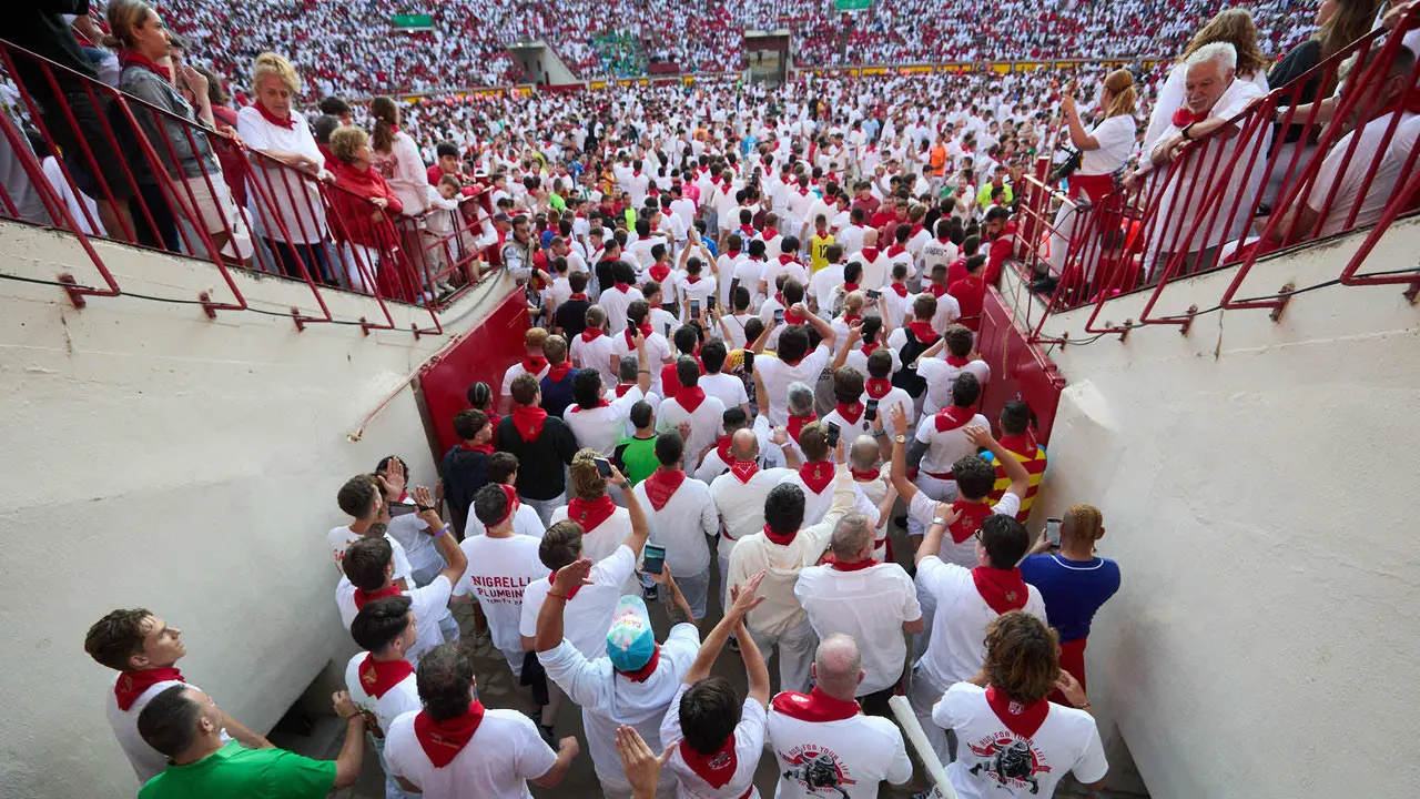 Séptimo encierro de San Fermín 2025 con toros de la ganadería de La Palmosilla en el tramo del callejón y la entrada a la Plaza de Toros. IÑIGO ALZUGARAY
